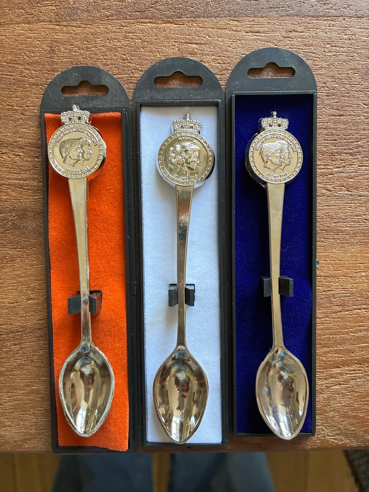 Herdenkingslepeltjes 30-04 Koningsdag/Koninginnedag, Ophalen