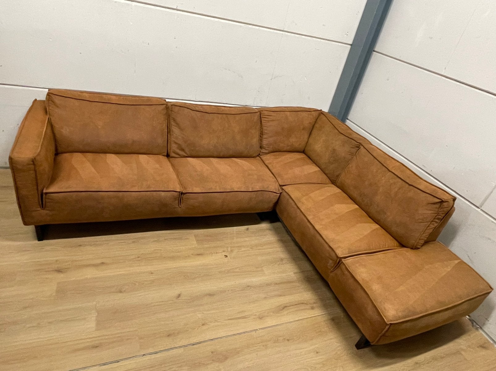 Mooie luxe suede cognac bruine hoekbank - GEREINIGD!!!