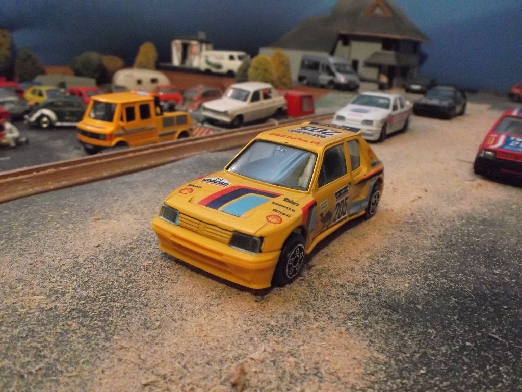 1:43 Peugeot 205 16V Rally Raid - Bburago Shell / Camel, Ophalen of Verzenden, Gebruikt, Auto, Overige merken