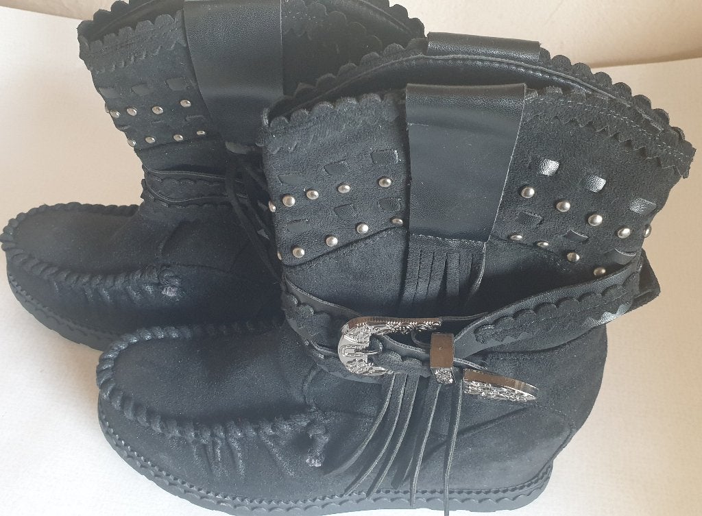 Suede zwarte enkellaarsjes "super made" maat 37, Zwart, Lage of Enkellaarzen, Onbekend, Nieuw