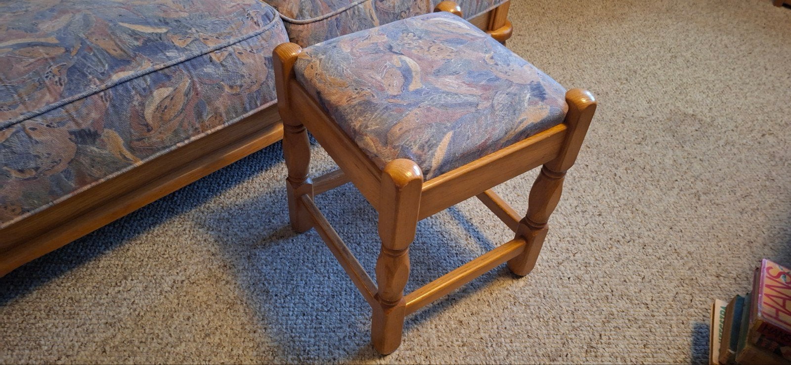 Houten voetenbankje met stoffen bekleding, Huis en Inrichting, Ophalen, Hout, Minder dan 50 cm, Gebruikt