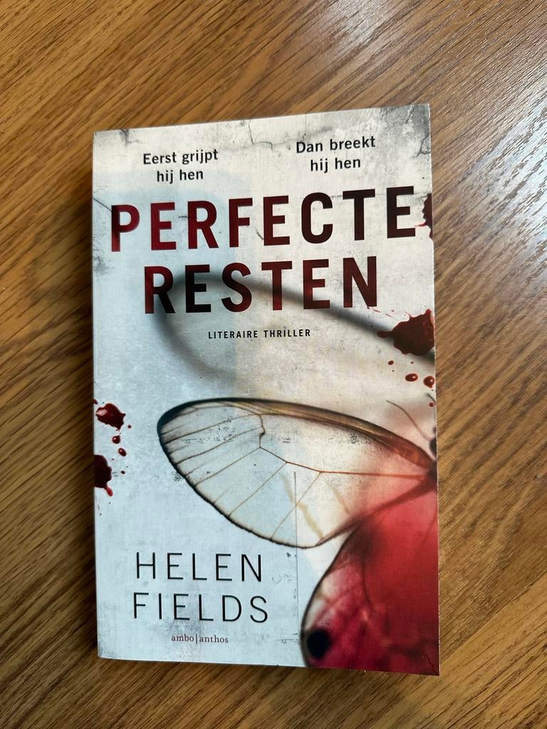 Perfecte Resten - Helen Fields, Boeken, Ophalen of Verzenden, Nieuw