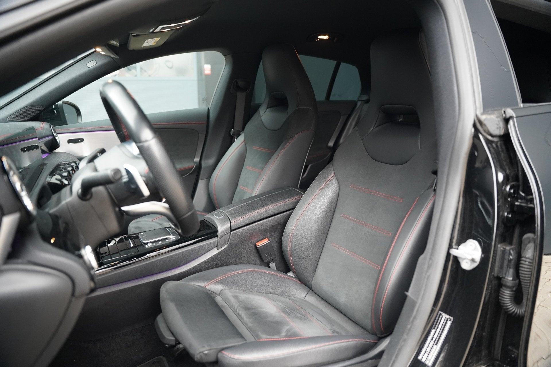 Mercedes-Benz CLA-Klasse 180 Business Solution AMG | Stoelve, CLA, Gebruikt, 4 cilinders, Zwart