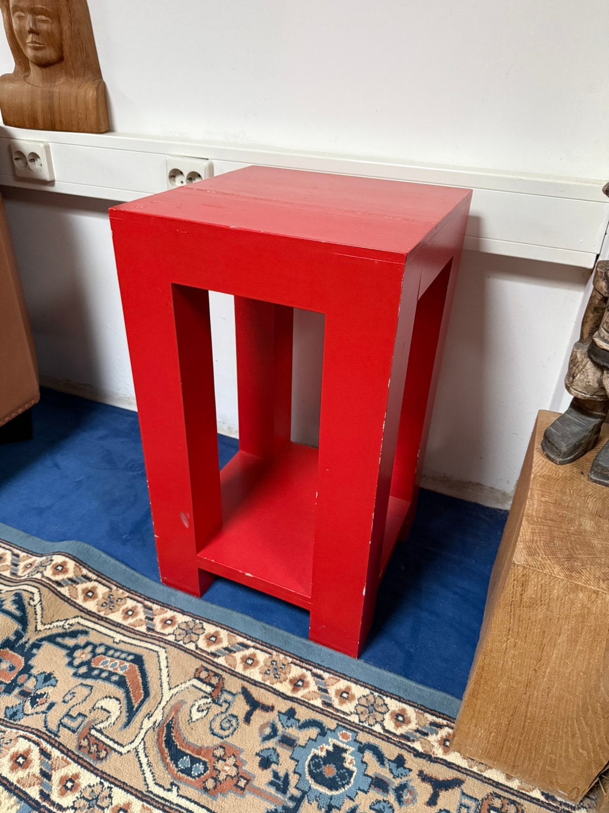 Sokkel. Bijzettafel. Rood hout. Lichtgewicht, Ophalen, Zo goed als nieuw