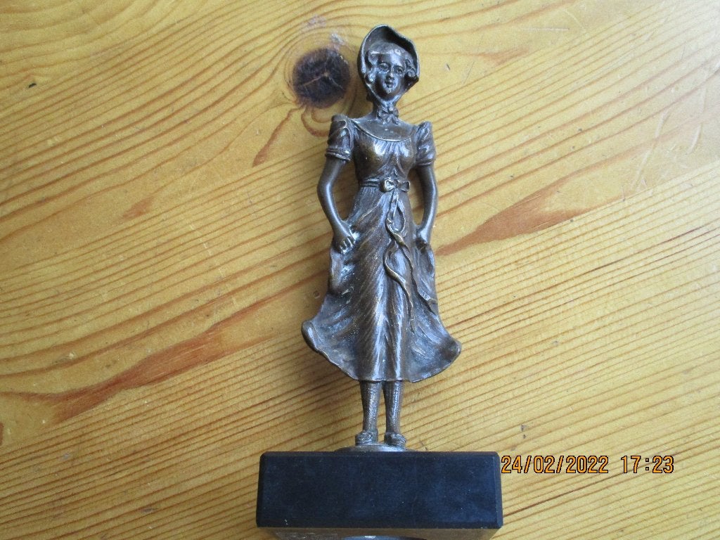 Bronzen beeldje van meisje, Antiek en Kunst, Ophalen of Verzenden, Brons