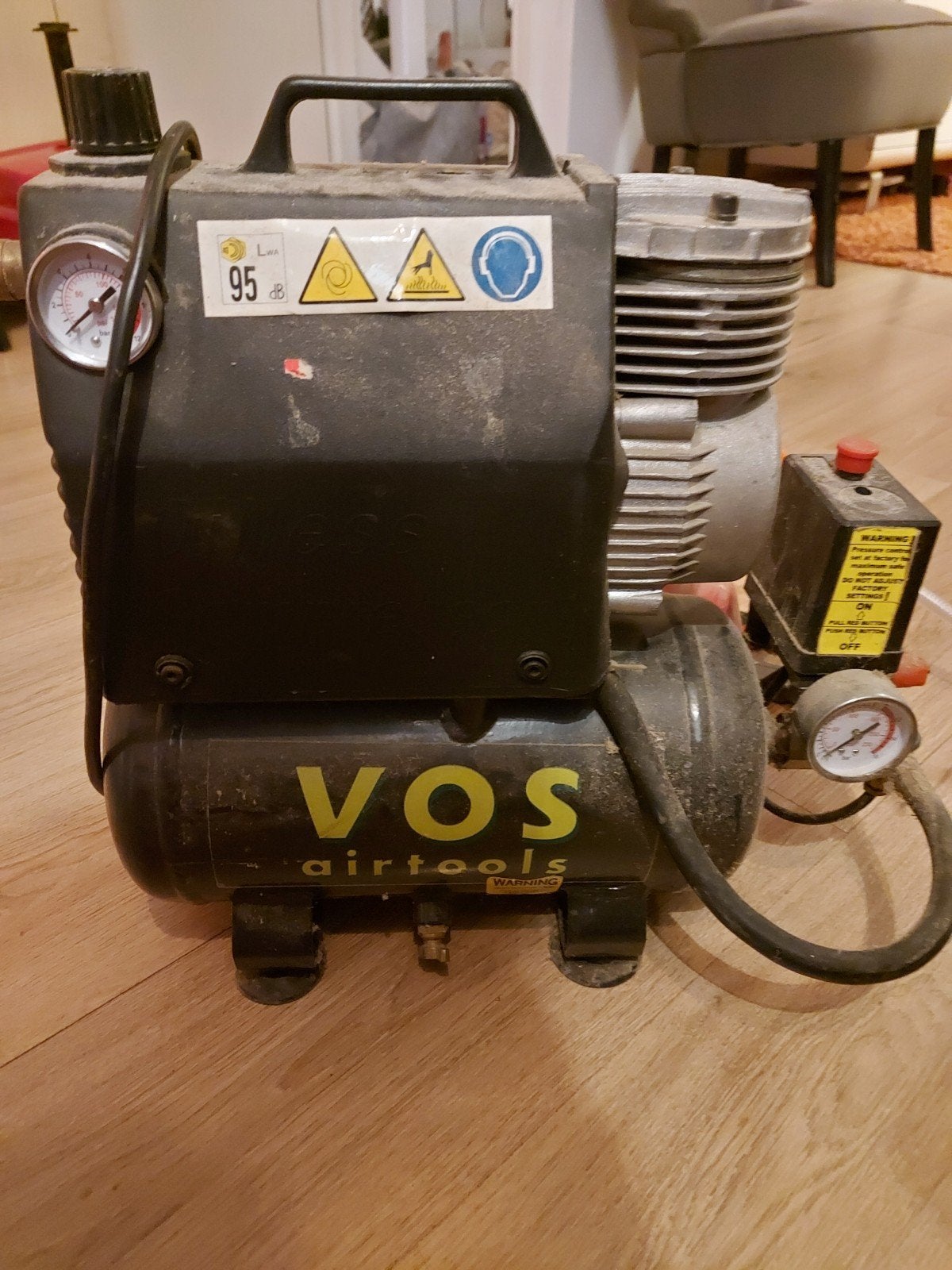 VOS Airtools Compressor 6L 1000W met accessoires, Ophalen