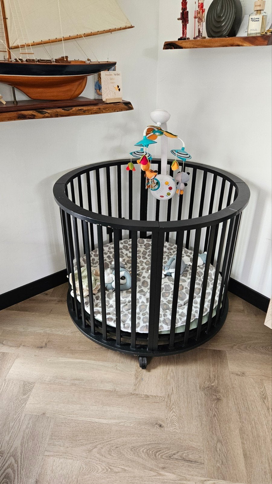 Ronde zwarte box op wieltjes met boxkleden en muziek mobiel, Kinderen en Baby's, Boxen, Ophalen of Verzenden, Zo goed als nieuw
