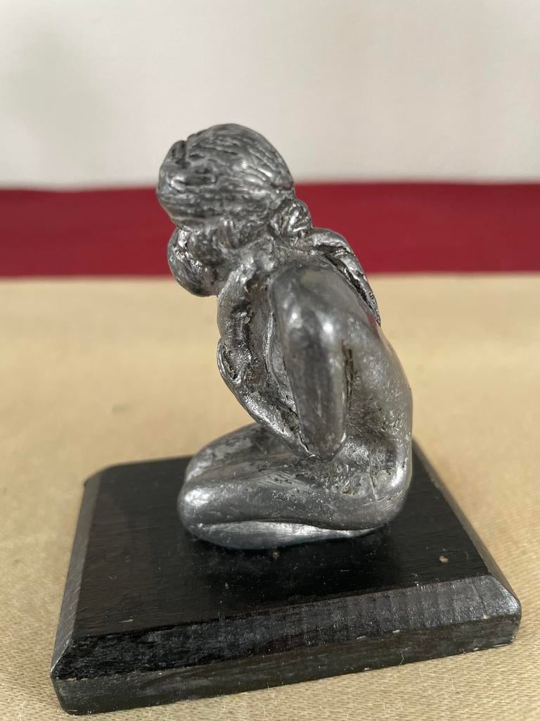 Tinnen beeldje van knielende vrouw met kind, Ophalen of Verzenden