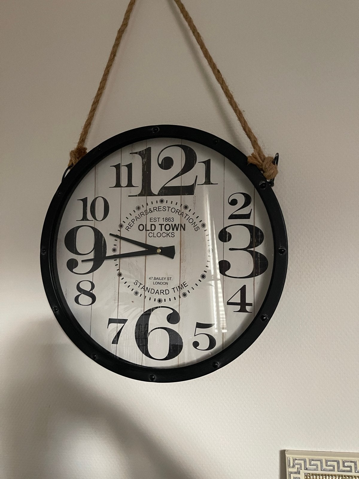 Grote vintage wandklok 'Old Town Clocks' met touwophanging, Verzenden, Vintage, Analoog, Werkt op batterijen