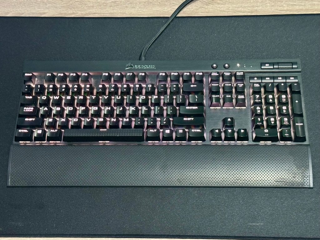 Corsair Gaming K70 LUX RGB QWERTY Cherry MX Silent, Gebruikt, Ophalen of Verzenden, Qwerty, Bedraad