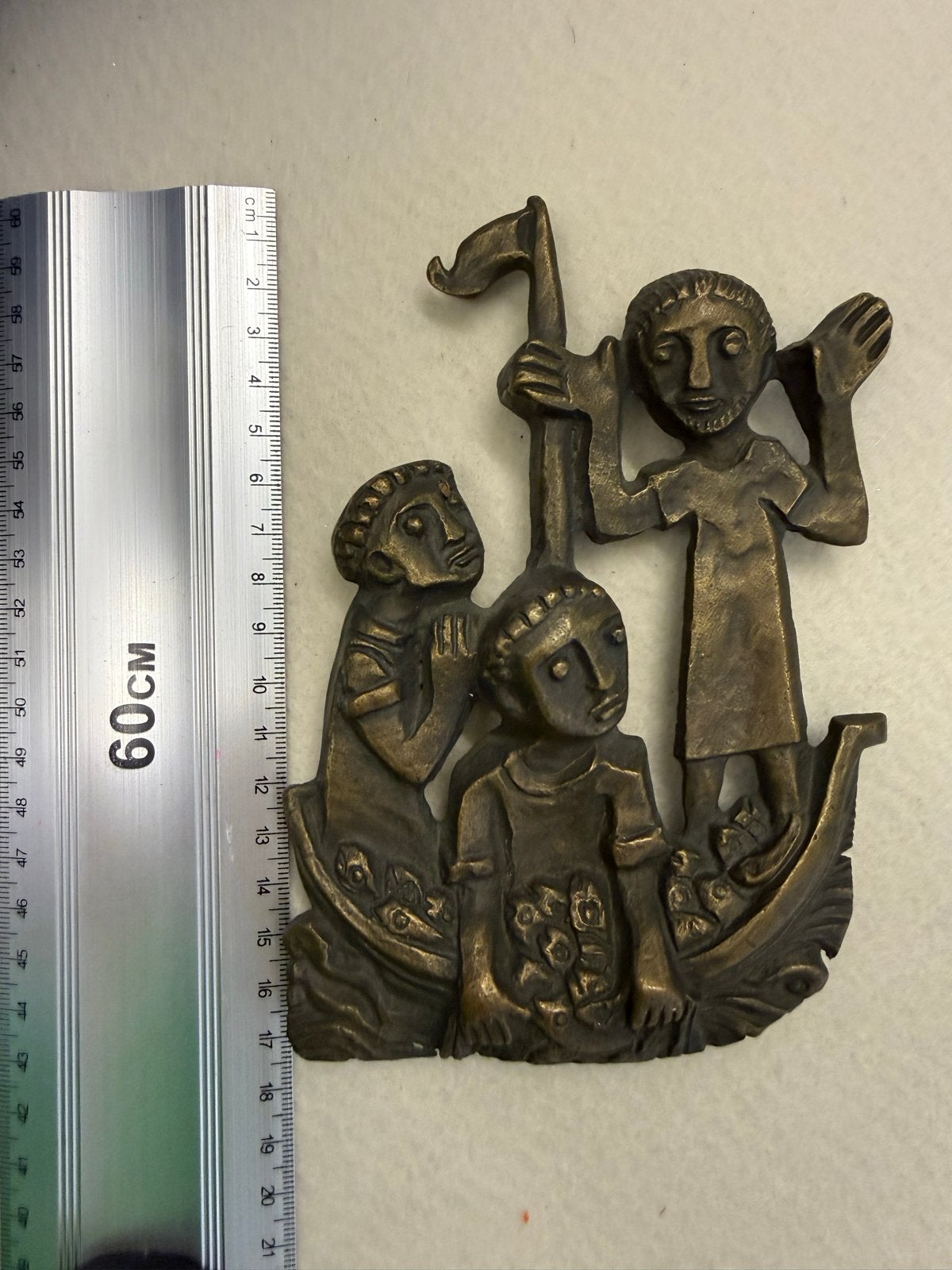 Bronzen sculptuur: Drie figuren in boot, religieus tafereel, Minder dan 20 cm, Ophalen of Verzenden, Beeld, Bruin