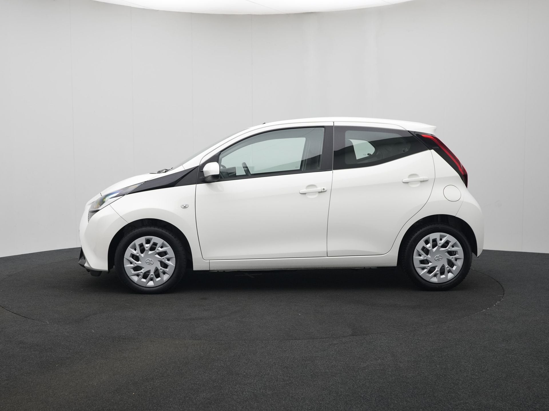 Toyota Aygo 1.0 VVT-i x-play | NL Auto | Dealer Onderhouden, Voorwielaandrijving, Stof, Gebruikt, Euro 6