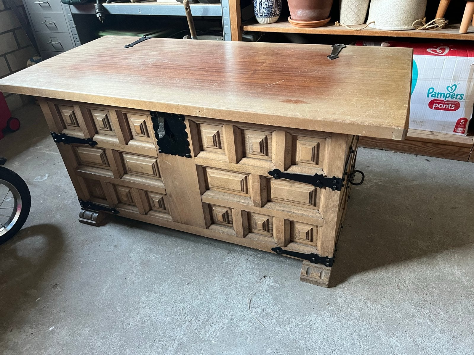 Antieke dekenkist met houtsnijwerk en metalen beslag, Huis en Inrichting, Ophalen, 50 – 75, Gebruikt, 100 tot 150 cm