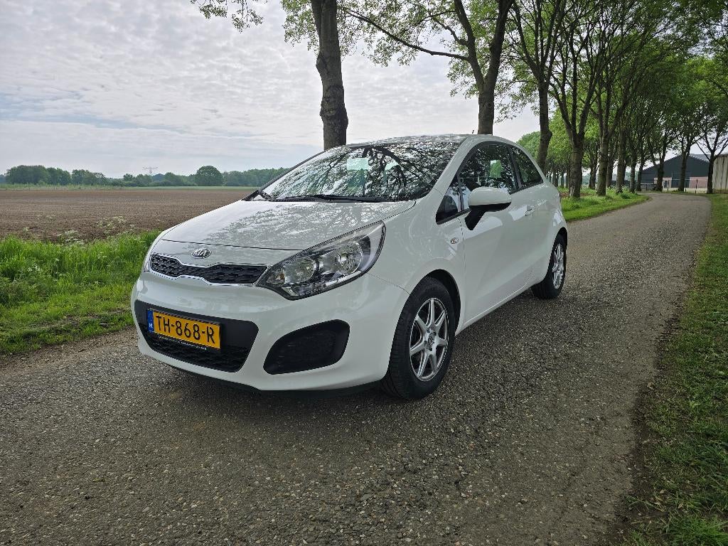 Kia Rio 1.2 CVVT, Auto's, Kia, Voorwielaandrijving, 40 €/maand, Zwart, 4 cilinders