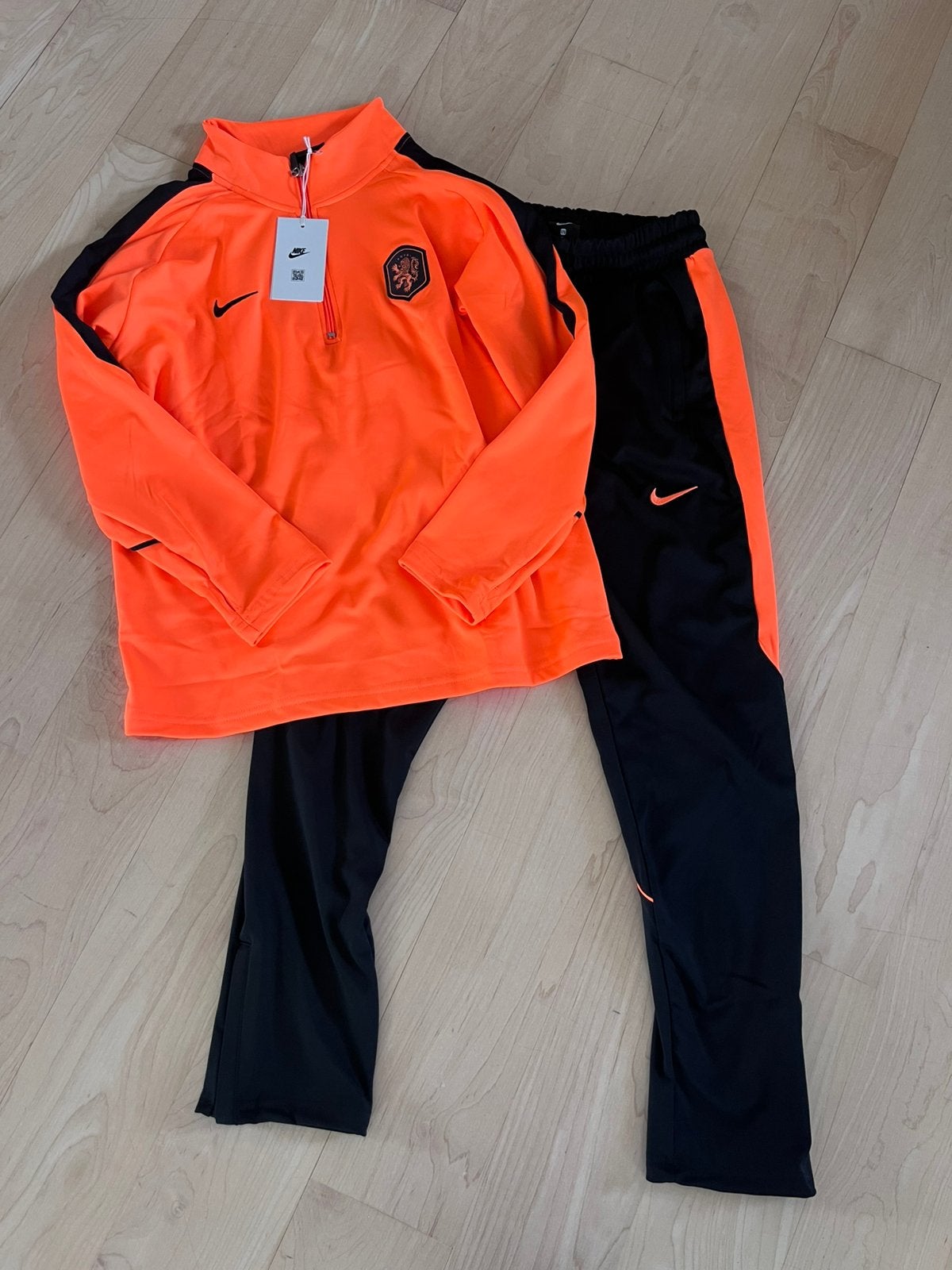 Trainingspak van Oranje, Nieuw, Ophalen of Verzenden, Voetbal, Overige maten
