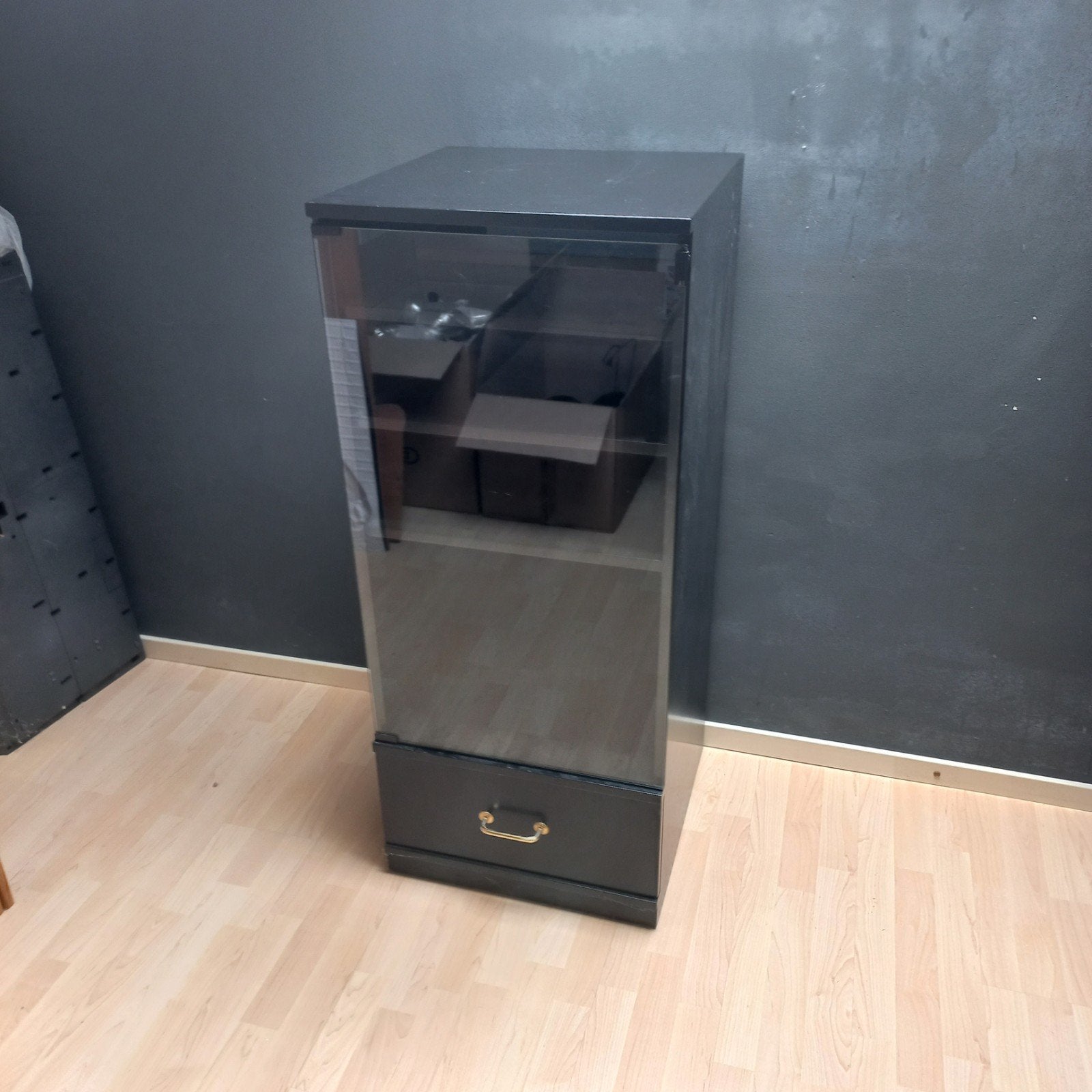 Stereo meubel met glazen deur en lade, Ophalen, Minder dan 50 cm, Met deur(en), Glas