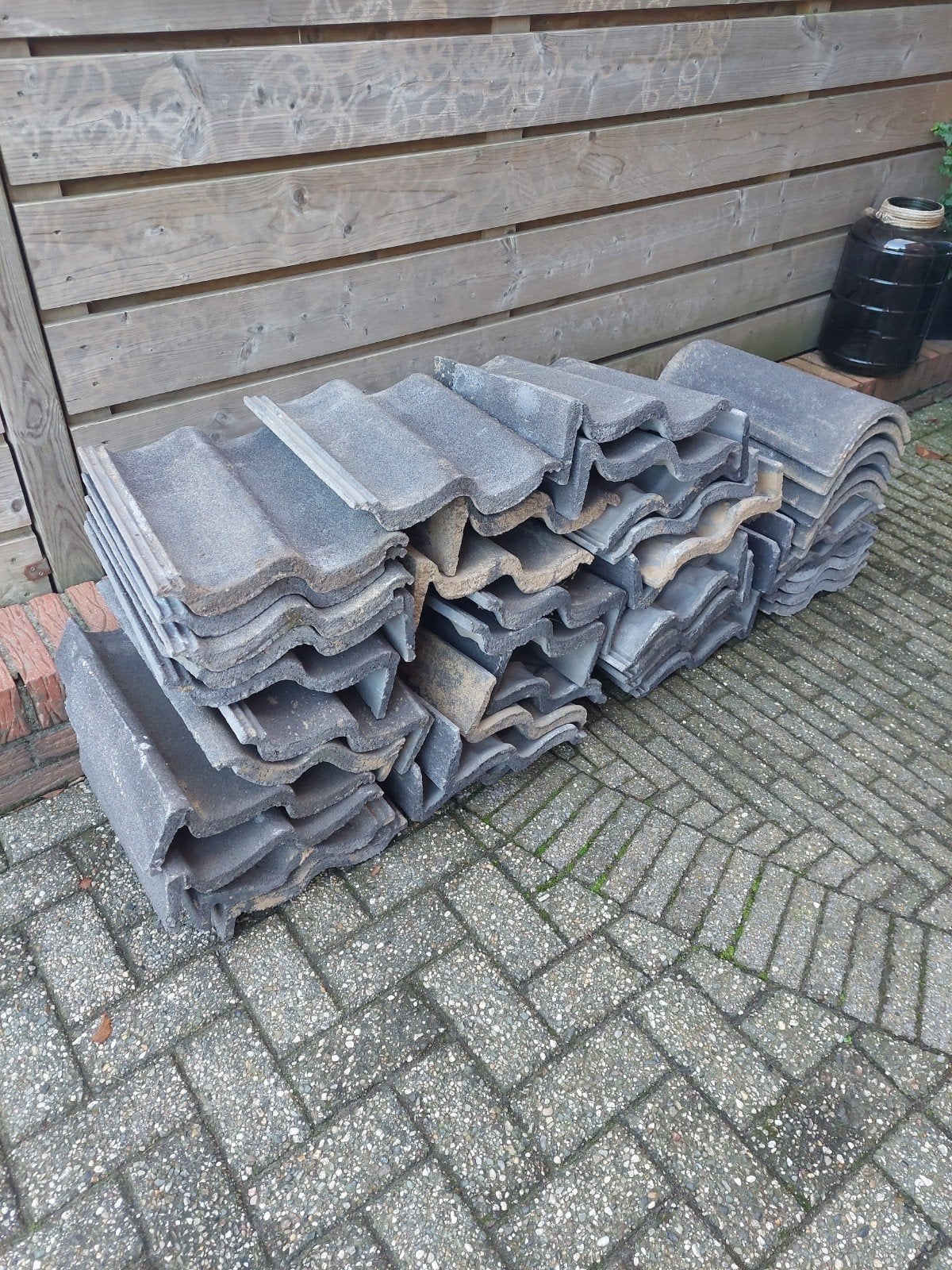 Gratis Betonnen dakpannen - Diverse soorten en maten, Ophalen, Overige materialen, Gebruikt, 15 m² of meer