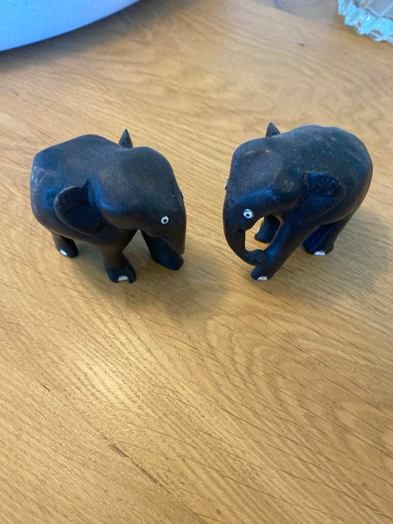 2 zwarte houten olifanten, Houtsnijwerk, Handgemaakt, Minder dan 20 cm, Ophalen of Verzenden