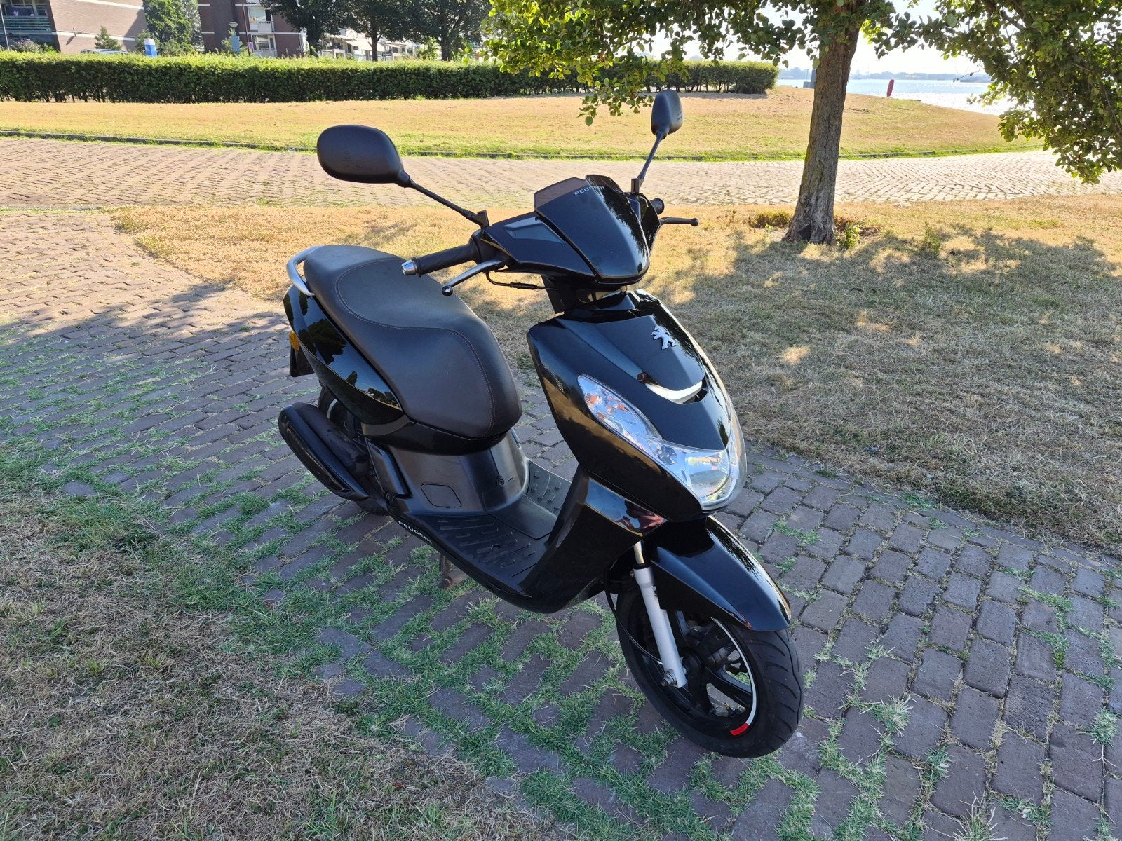 Peugeot Kisbee scooter - Zwart, zo goed als nieuw, Fietsen en Brommers, Scooters | Peugeot, Overige modellen, Maximaal 45 km/u