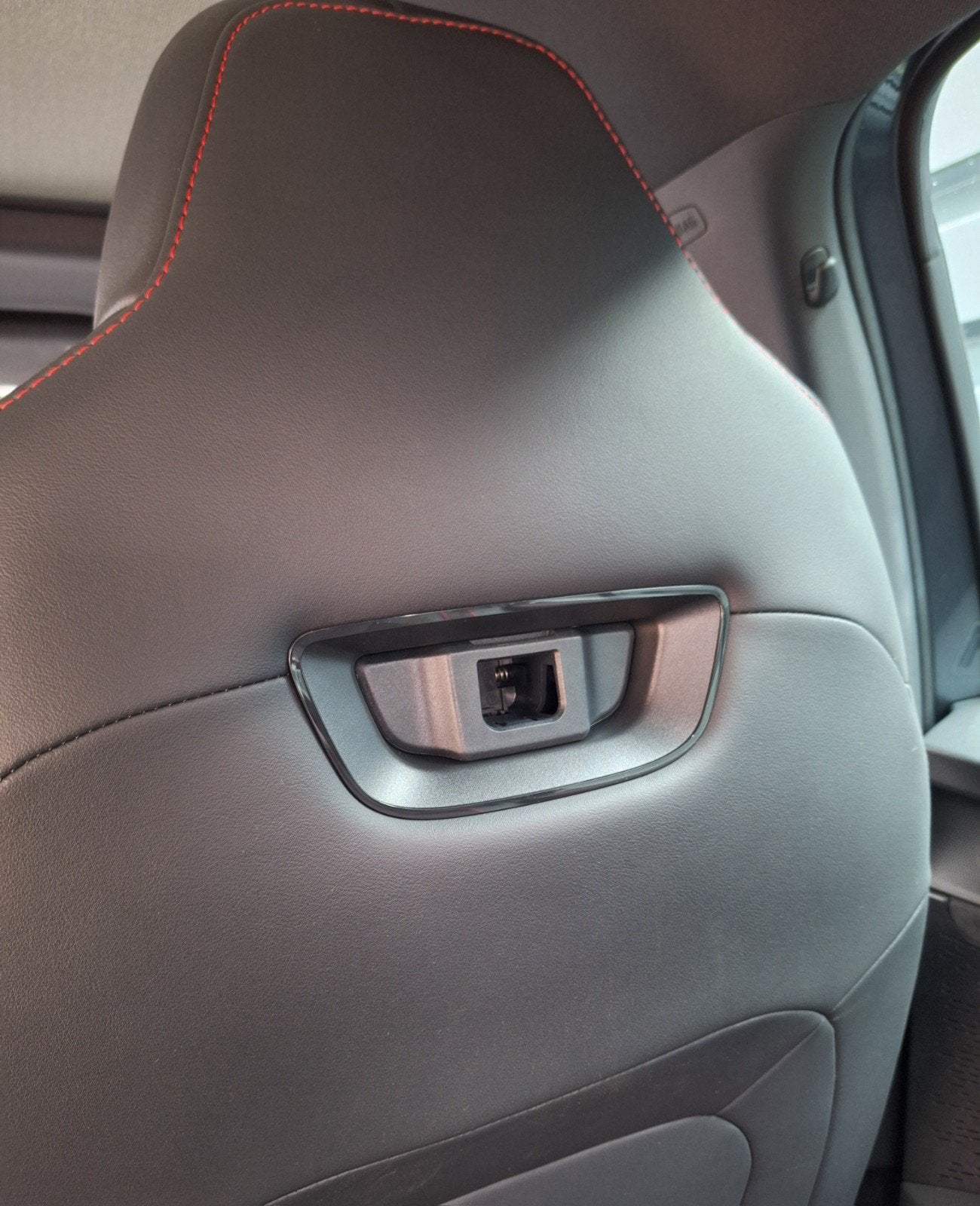 Originele Skoda adapter sportstoelen + telefoon/tablet h, Auto diversen, Ophalen of Verzenden, Zo goed als nieuw