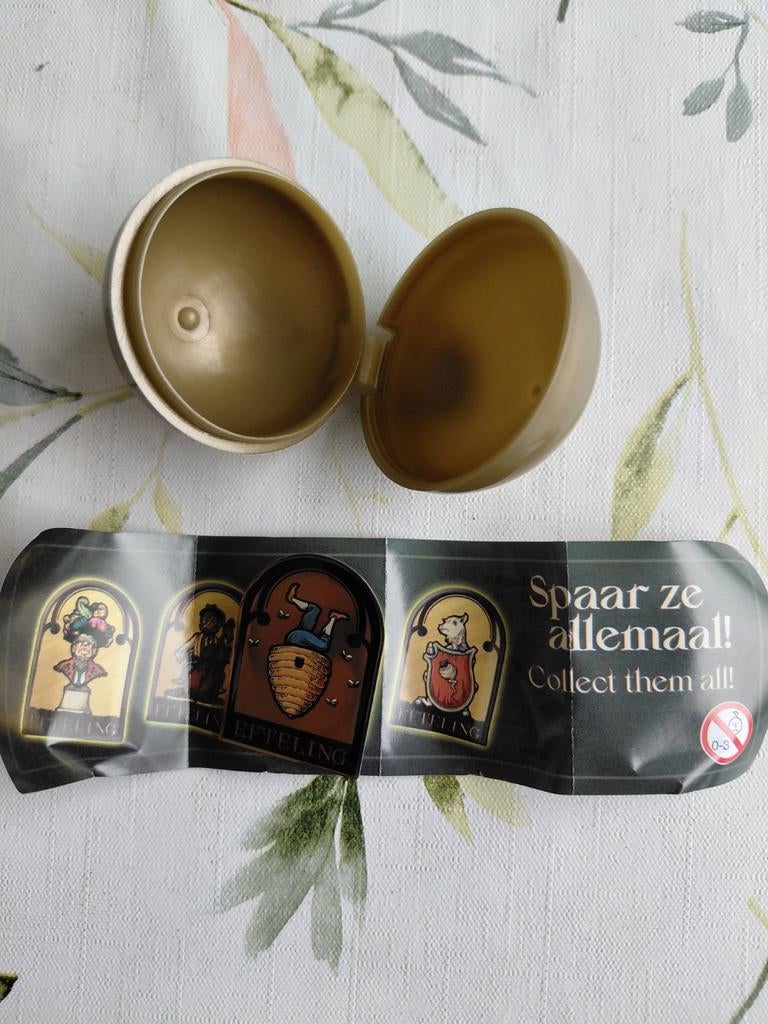 Efteling spaaritem: Speldje uit verrassingsei smidje, Ophalen of Verzenden, Nieuw, Button of Speldje