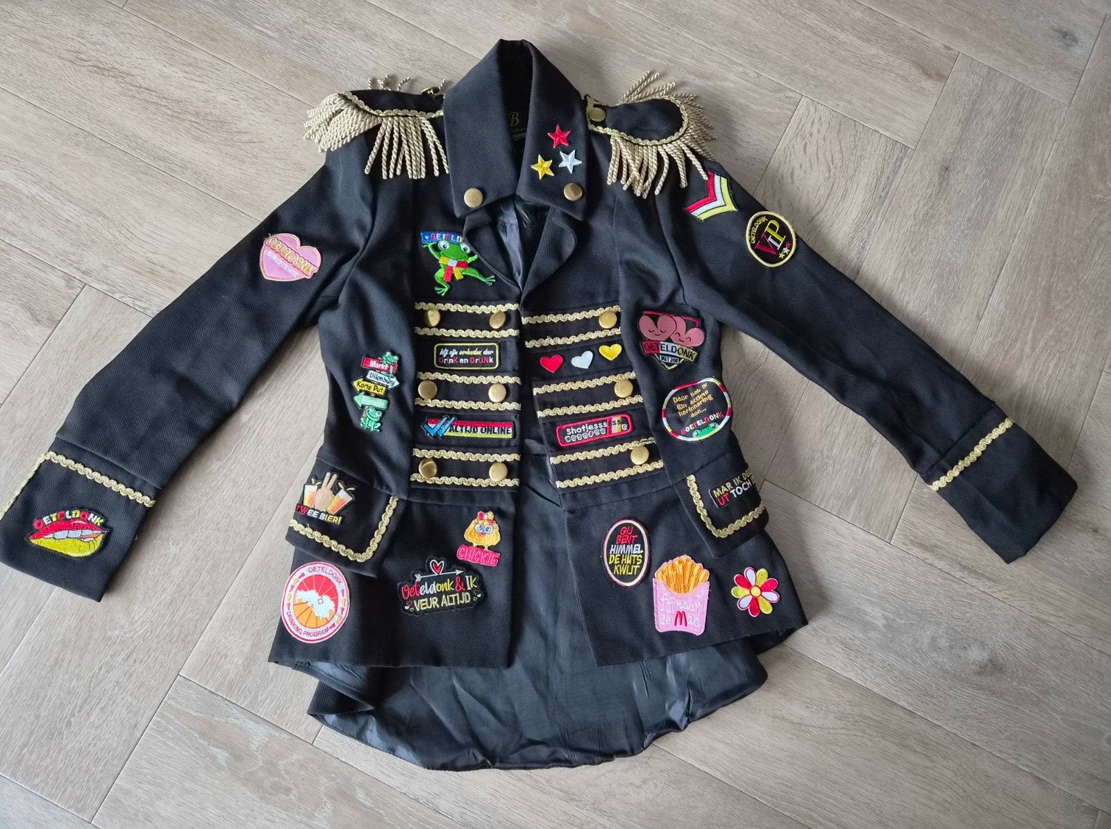 Oeteldonk Carnavalsjas Dames Maat 36 (s) inclusief emblemen, Kleding | Dames, Carnaval, Ophalen of Verzenden, Zo goed als nieuw
