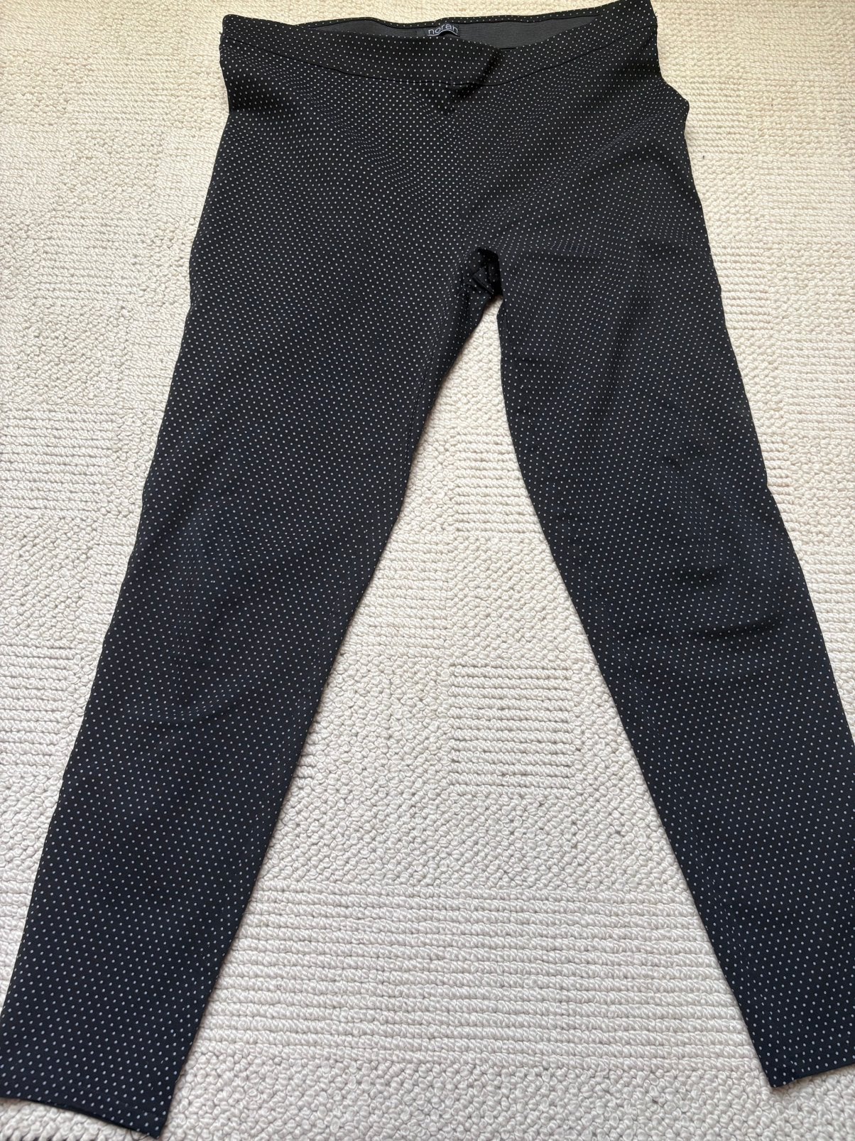 Norah. Zwarte broek met lichte stip mt44, Ophalen of Verzenden, Zo goed als nieuw, Zwart, Lang