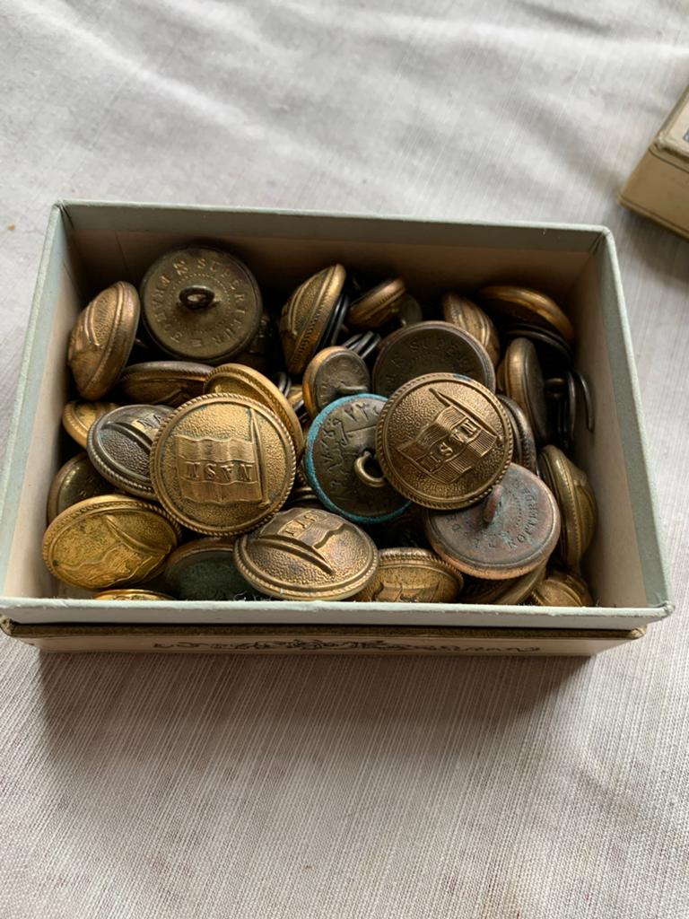 Collectie uniform knopen in doosje, Antiek en Kunst, Ophalen of Verzenden