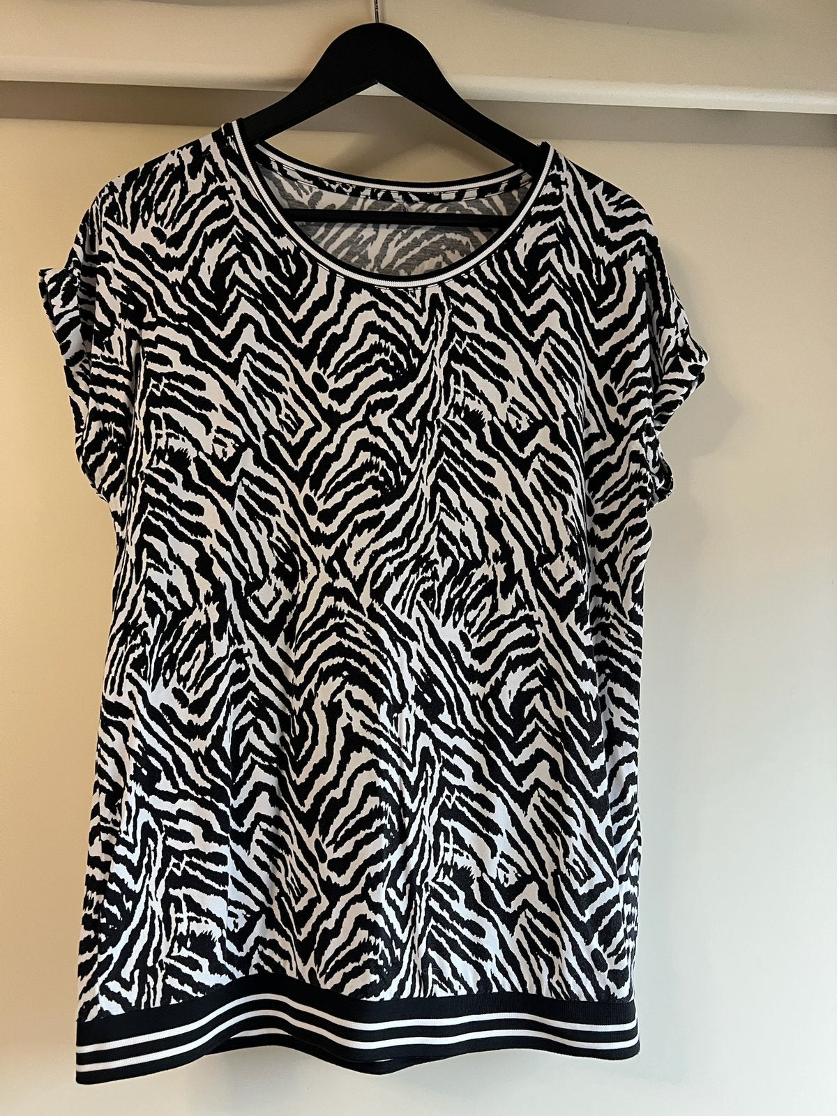 Zwart-wit shirt met korte mouw, maat 40-42, Ophalen of Verzenden, Zo goed als nieuw, Maat 38/40 (M), Wit