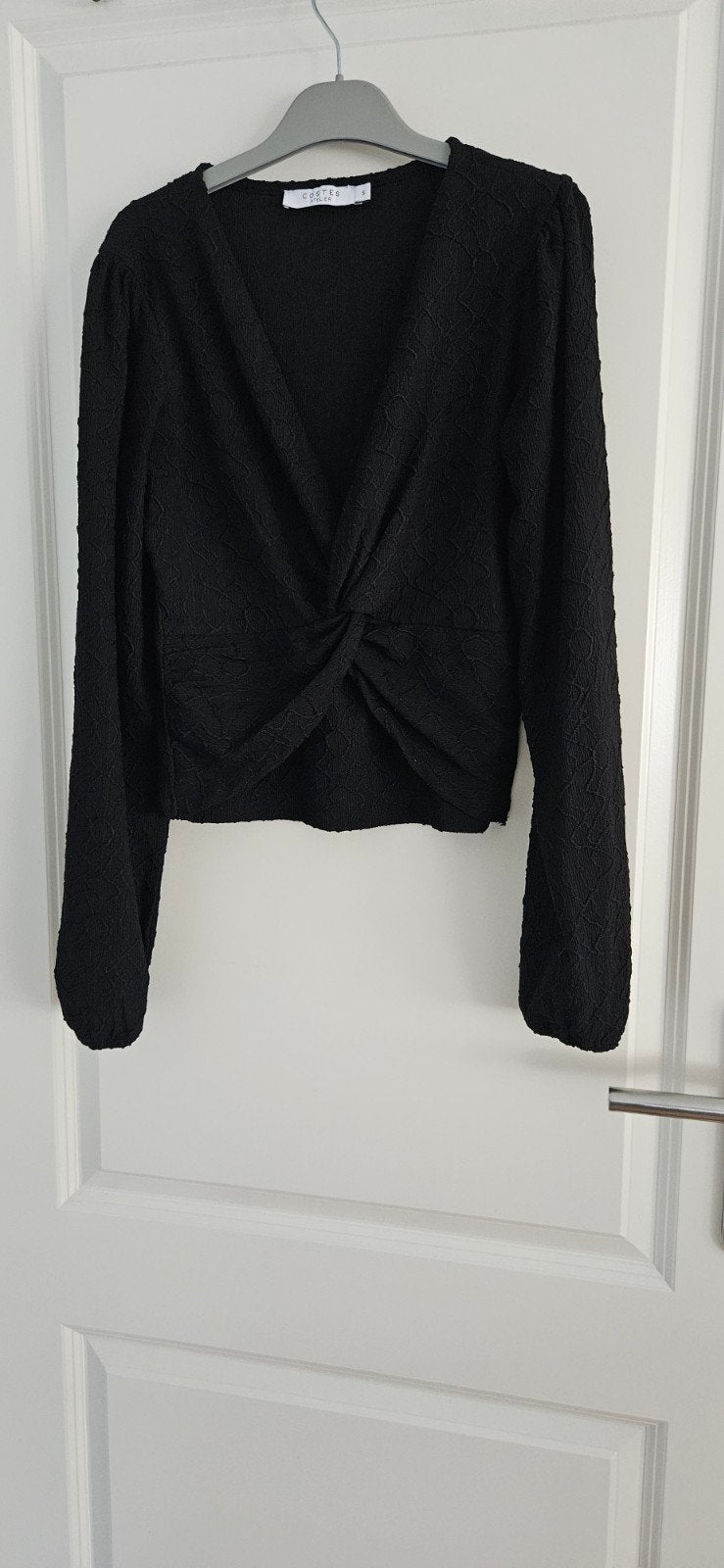 Costes Atelier Zwarte Top met Lange Mouwen en Knoopdetail, Kleding | Dames, Tops, Ophalen of Verzenden, Zo goed als nieuw, Lange mouw