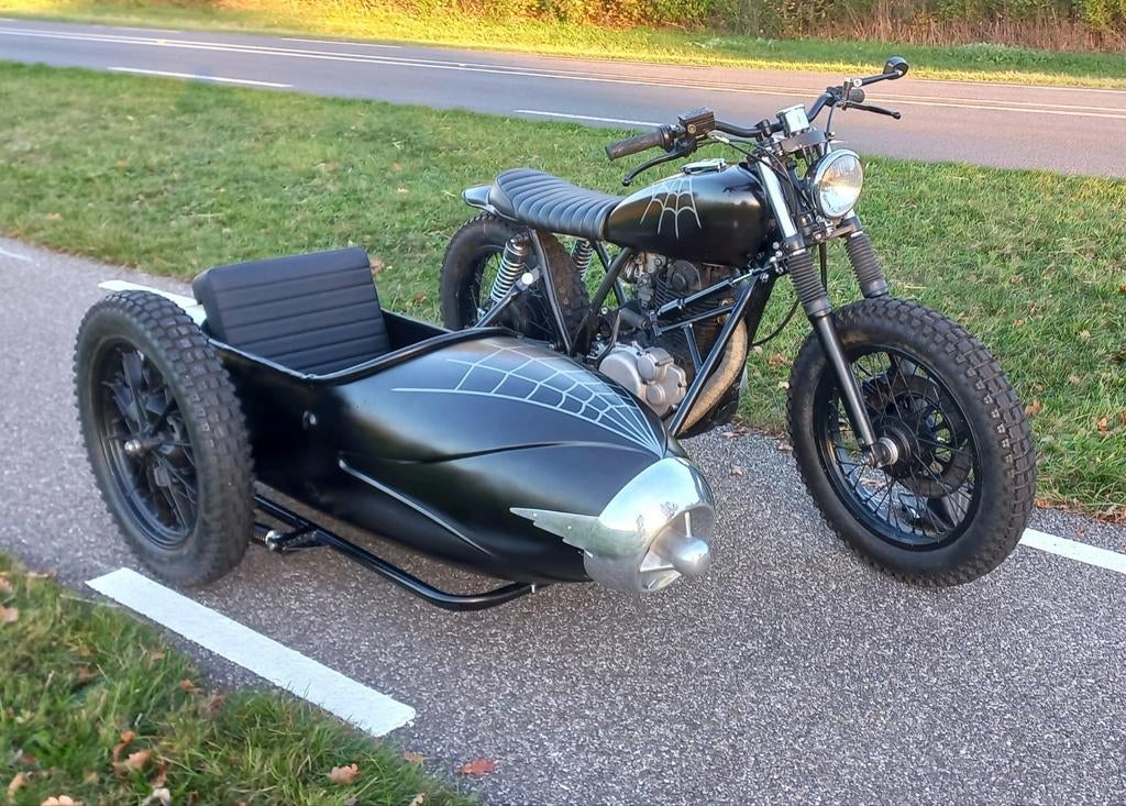 Yamaha SR500 met Duna bak en zijspan kenteken