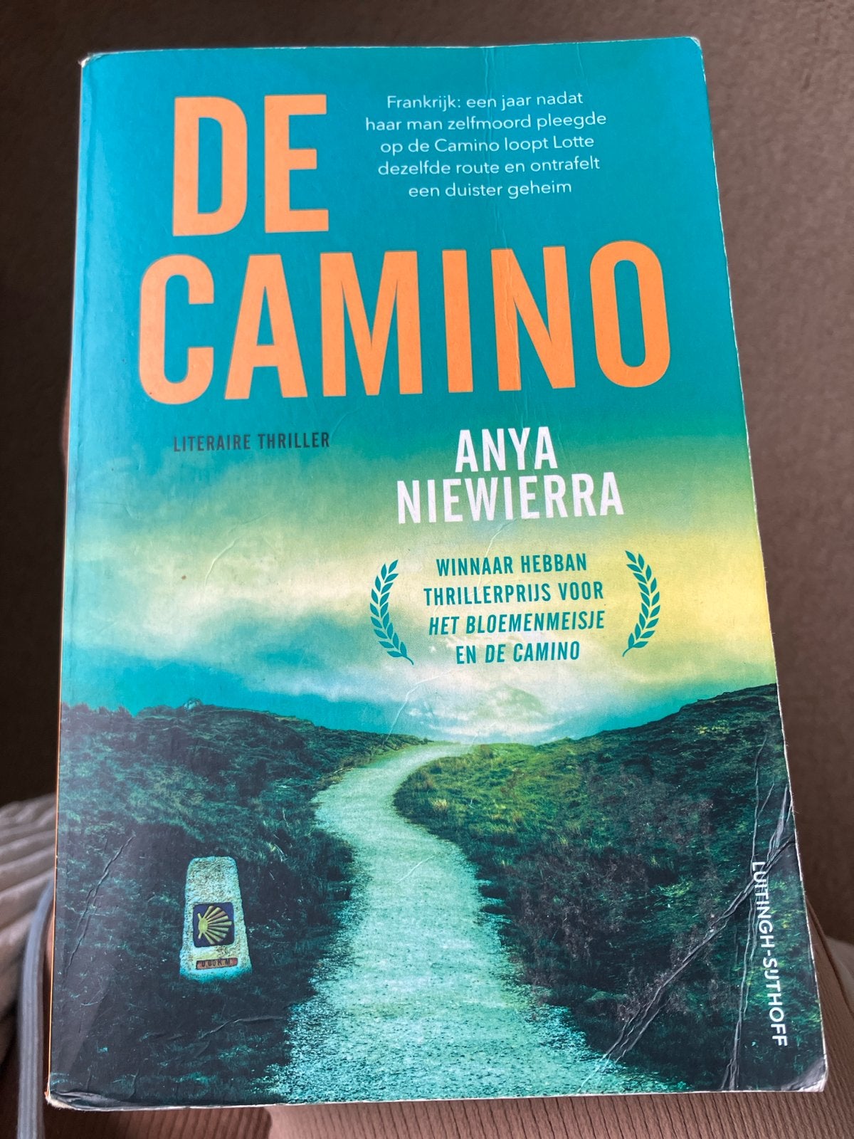 De Camino - Anya Niewierra (Literaire thriller), Boeken, Ophalen of Verzenden, Zo goed als nieuw, Nederland