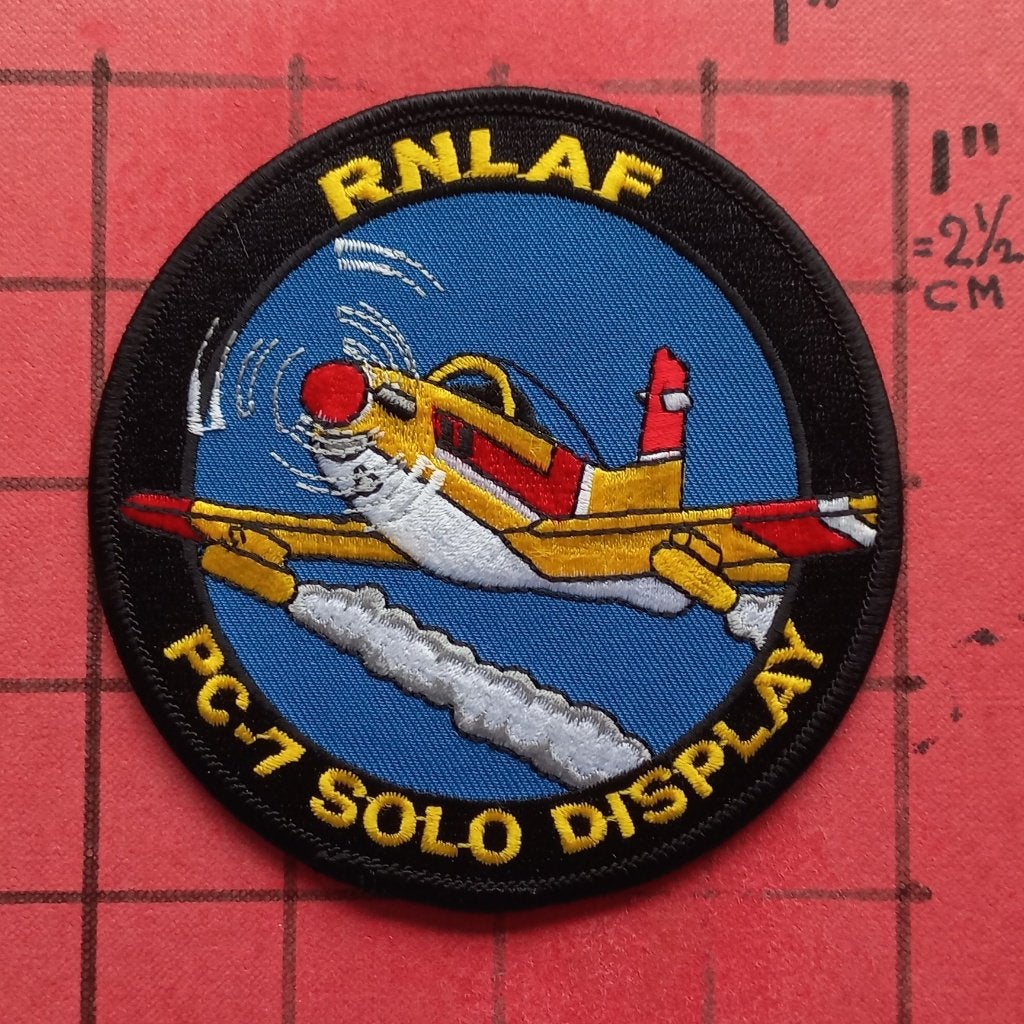 KLU LUCHTMACHT  PATCH PC-7 SOLO DISPLAY TEAM WOENSDRECHT, Verzenden, Luchtmacht, Nederland, Embleem of Badge
