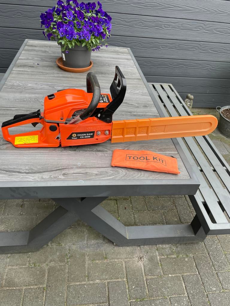 Zo goed als nieuwe kettingzaag - krachtig en compleet, Doe-het-zelf en Verbouw, Gereedschap | Zaagmachines, Ophalen, 70 mm of meer