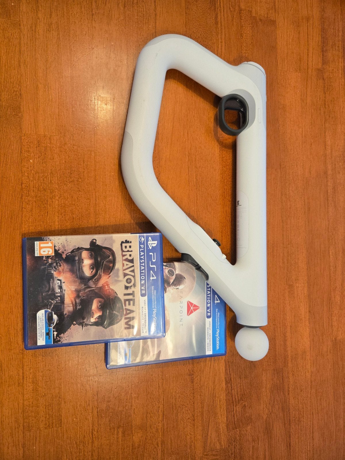 PSVR Aim Controller met Farpoint en Bravo Team, Online, Shooter, 1 speler, Virtual Reality