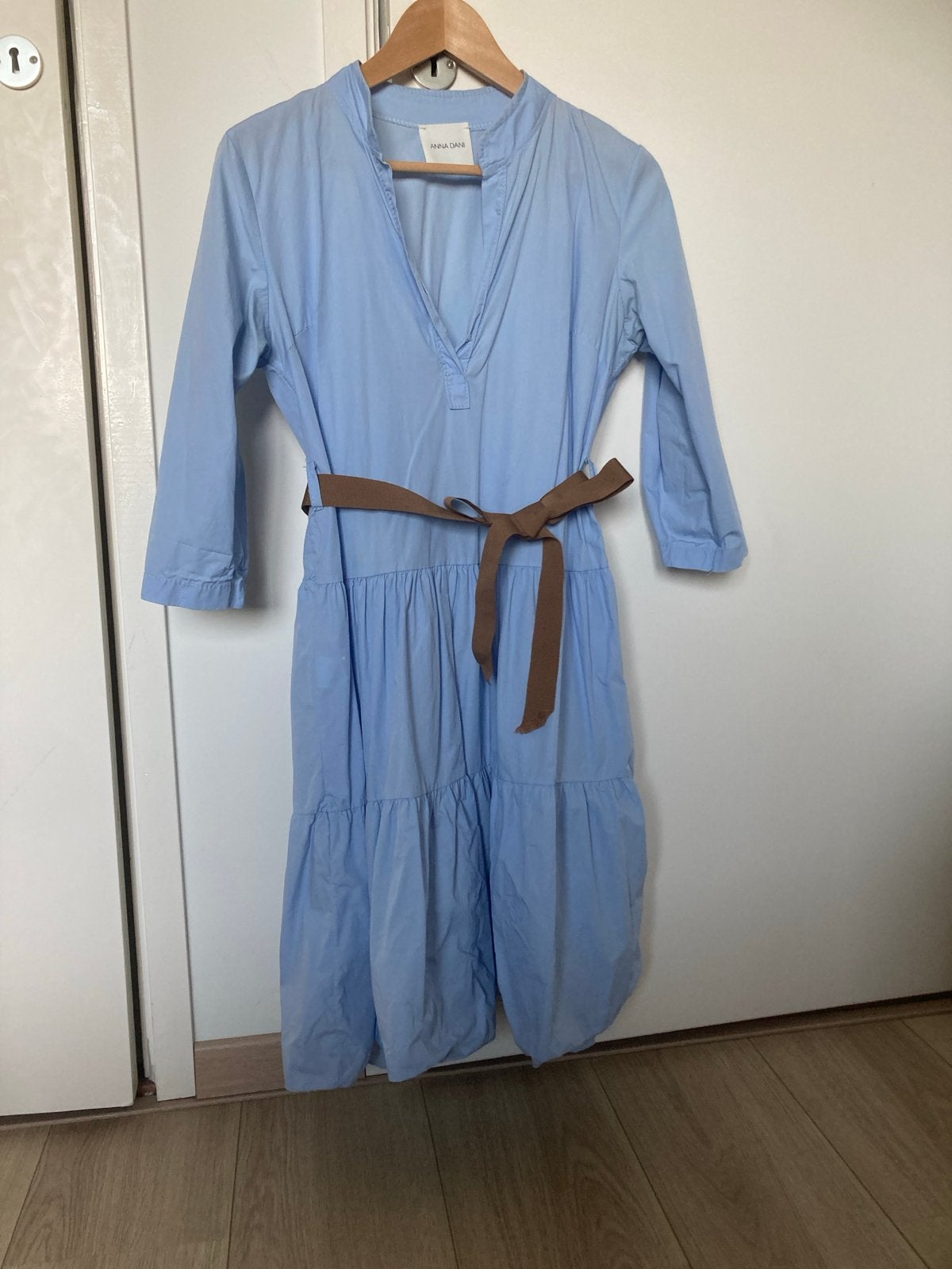 Anna Dani jurk lichtblauw met ceintuur, Kleding | Dames, Ophalen of Verzenden, Zo goed als nieuw, Blauw, Knielengte