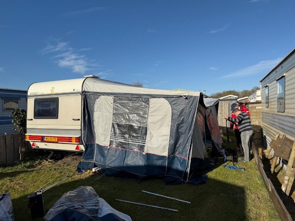 Hobby tour-caravan te koop inclusief staanplaats aan zee, Vast bed, Hobby, Tot en met 2, 750 - 1000 kg
