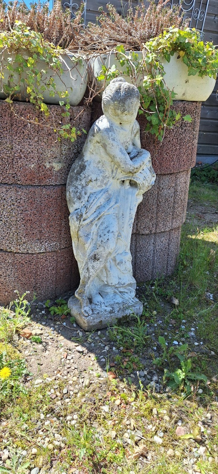 Tuinbeeld vrouw met kruik.
80cm hoog 35cm breed, Ophalen