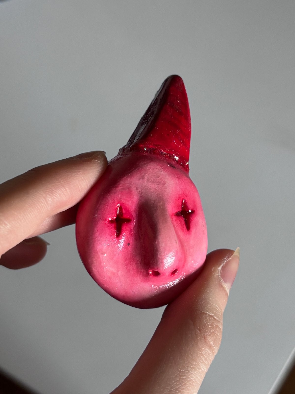 Roze clown sculptuur met puntmuts en sterogen, Minder dan 20 cm, Ophalen of Verzenden, Handgemaakt, Steen of Keramiek