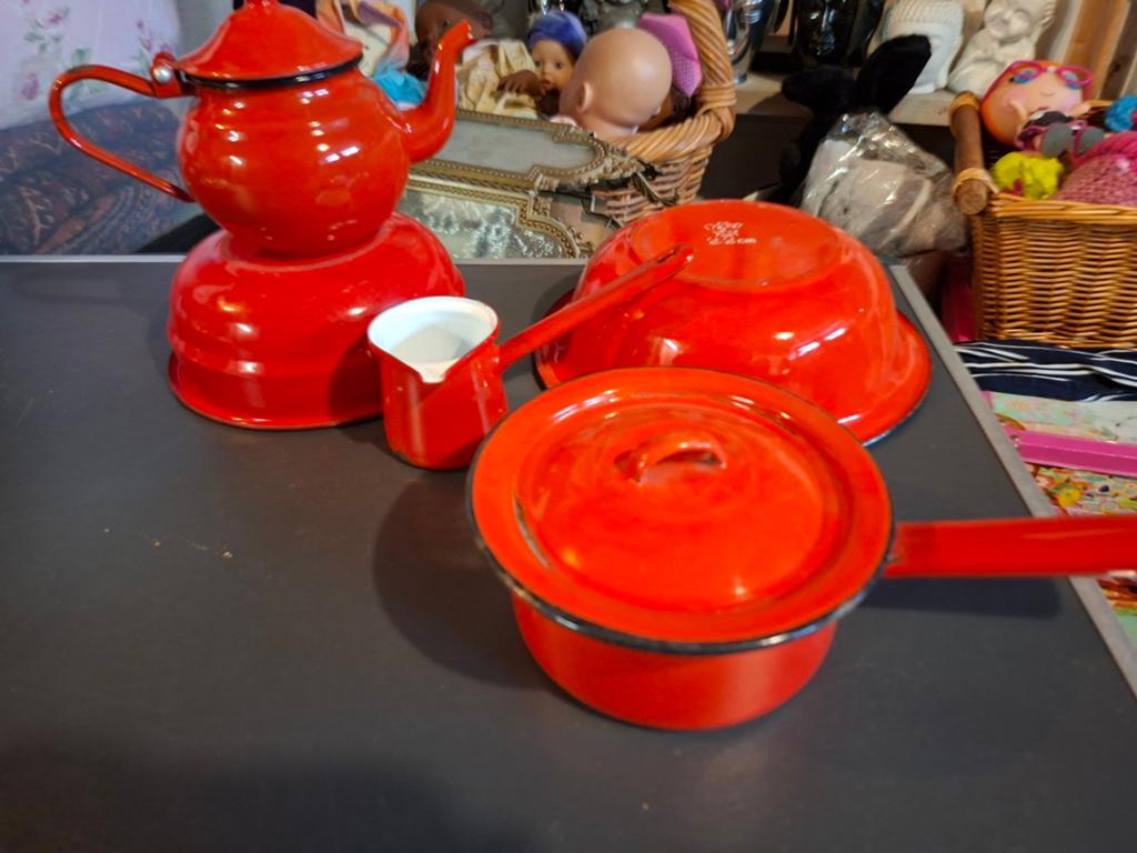 Rood emaille keukenset: steelpan, theepot, melkkannetje, sch, Antiek en Kunst, Antiek | Emaille, Ophalen