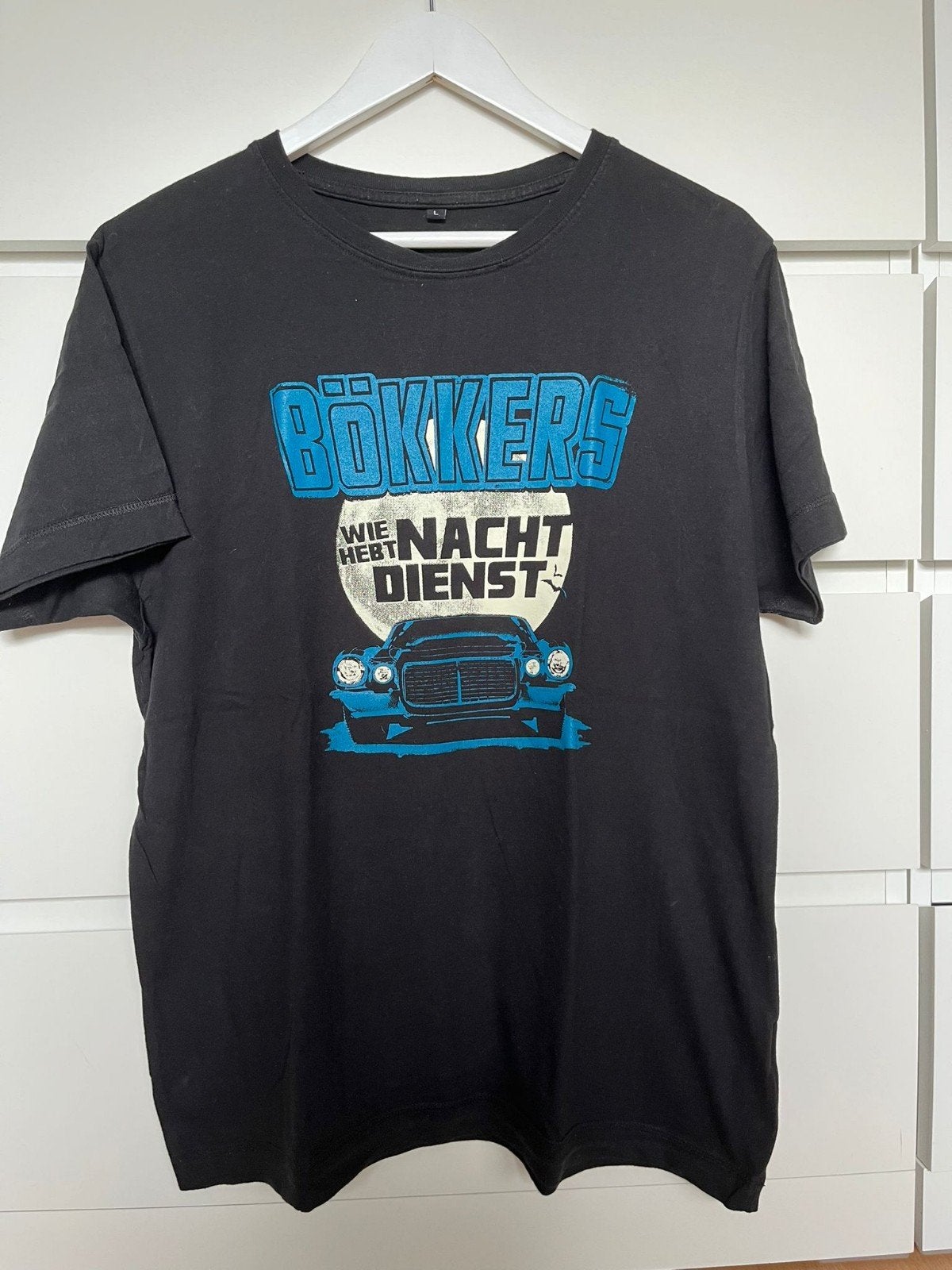 Bökkers T-shirt 'Wie hebt nachtdienst?' - Maat L, Maat 52/54 (L), Zwart, Ophalen of Verzenden, Gedragen