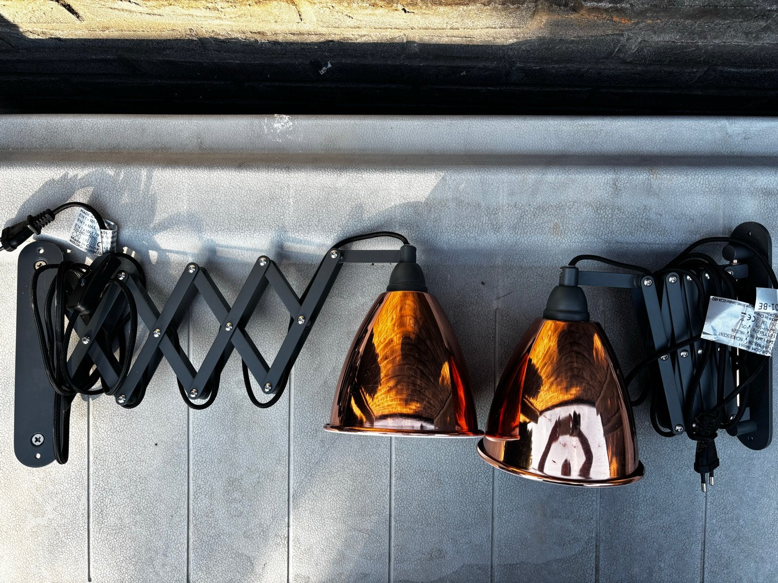 Industriële uitschuifbare wandlamp met koperkleurige kappen, Huis en Inrichting, Lampen | Wandlampen, Ophalen, Gebruikt, Meerkleurig