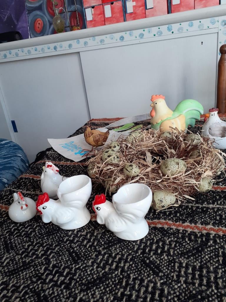 Leuke Paasdecoratie: Kipjes, haan en eierdopjes, Ophalen of Verzenden, Gebruikt, Meerkleurig, Steen/keramiek