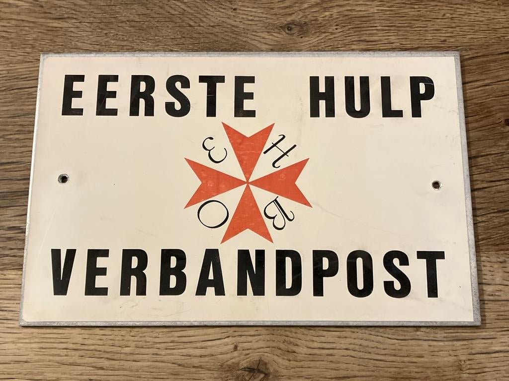 Vintage EHBO verbandpost aluminium bord - krulletters, Ophalen of Verzenden