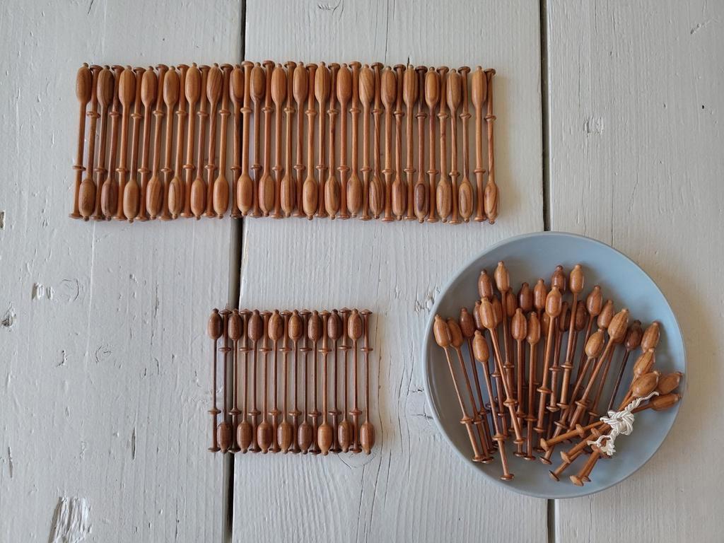 Prachtige, donkere kantklosjes - donker hout, Hobby en Vrije tijd, Ophalen of Verzenden, Zo goed als nieuw, Klos(sen)