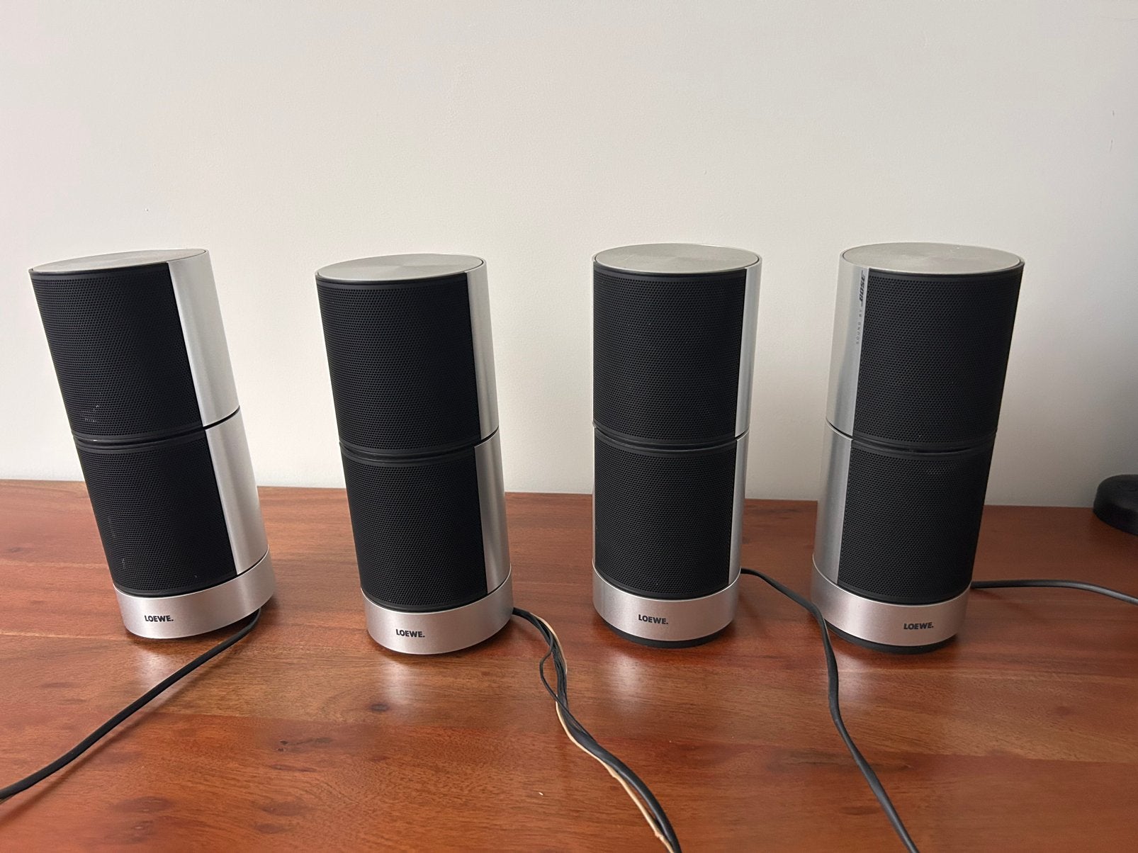 4 Loewe by Bose Concertos satelliet-speakers, Ophalen, Gebruikt, Inclusief kabels, Speakerset