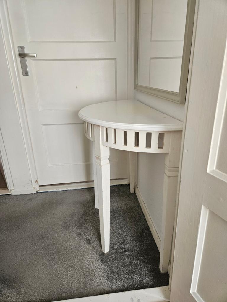 Witte halfronde sidetable/wandtafel, Huis en Inrichting, Ophalen, Gebruikt, Klassiek, 55 tot 75 cm