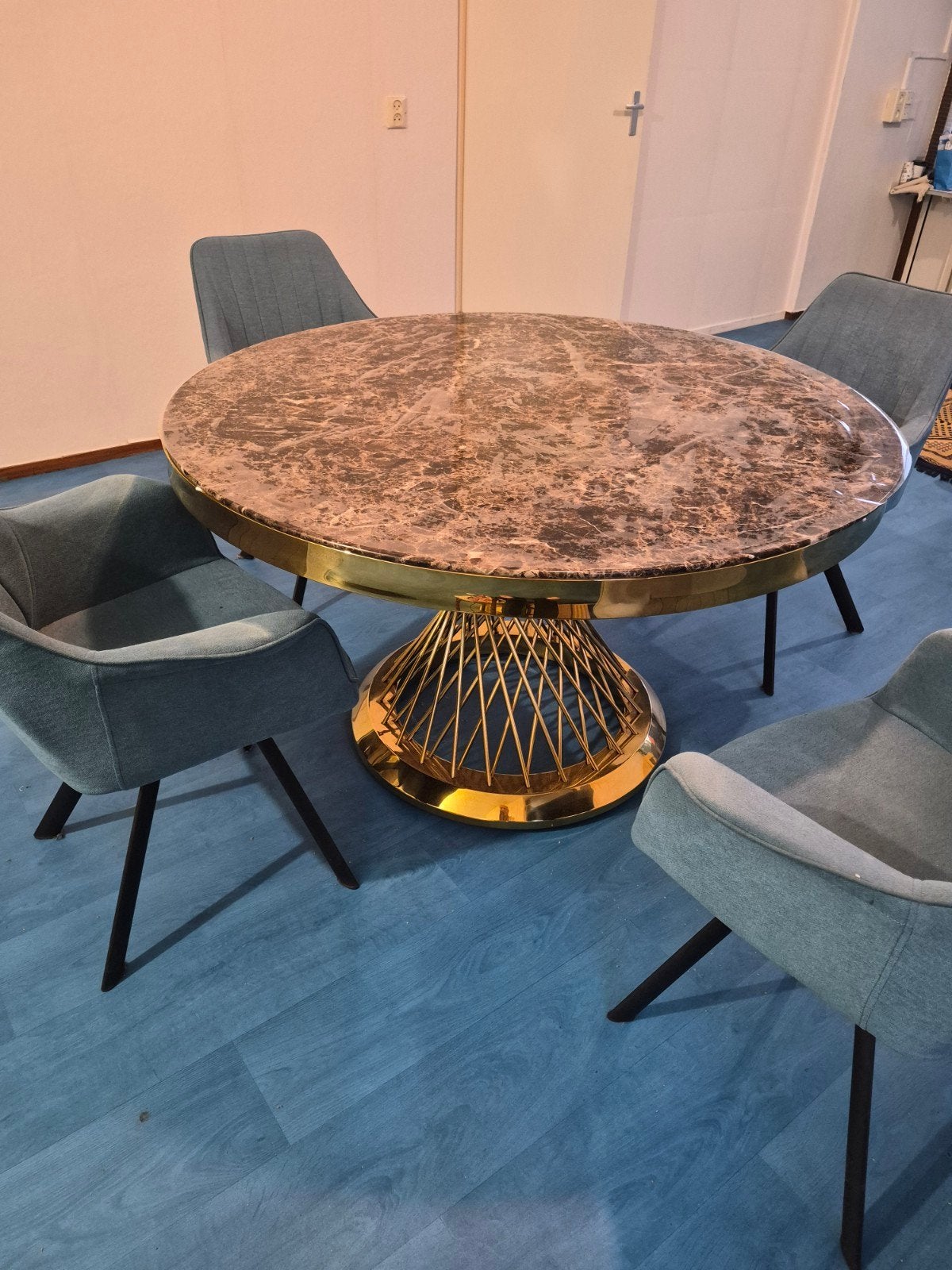 ​"Een ronde tafel met een diameter van 130 cm en een hoogte, Rond, Ophalen of Verzenden, Metaal, 100 tot 150 cm