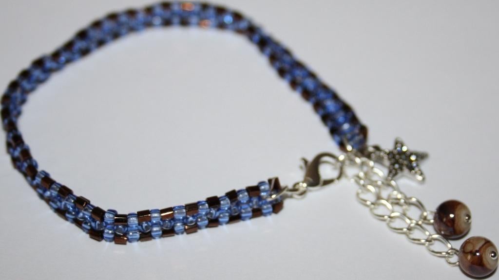 Fijne rocaille armband in bruin en blauw, Sieraden, Tassen en Uiterlijk, Armbanden, Ophalen of Verzenden, Nieuw, Blauw, Overige materialen