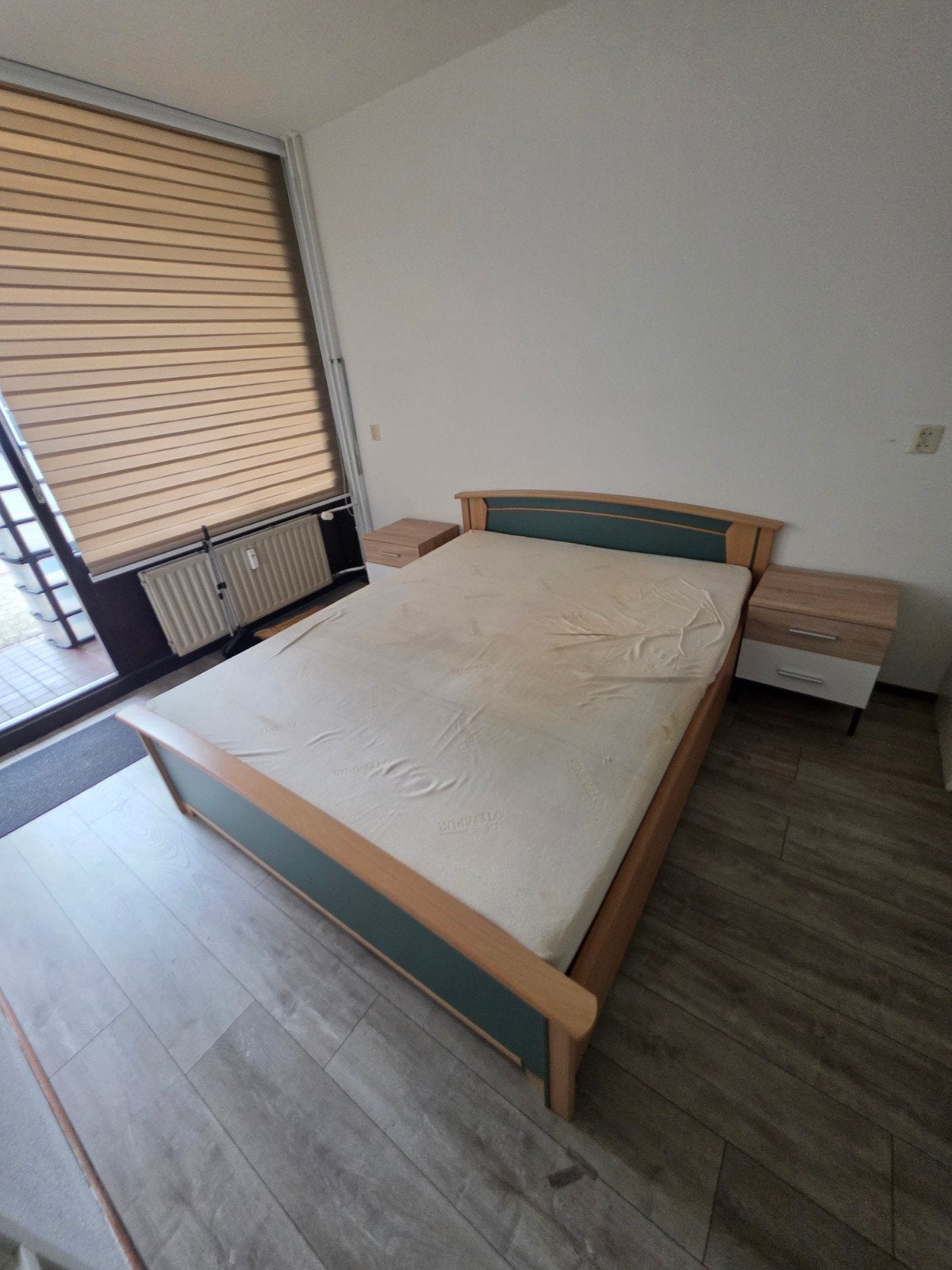 Tweepersoonsbed met matras en nachtkastjes, Huis en Inrichting, Slaapkamer | Bedden, Ophalen, Gebruikt, Tweepersoons, Hout
